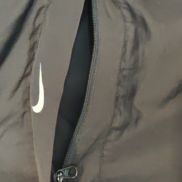 Nike lightweight, black packable running top with hood XL - Picture 5 of 11